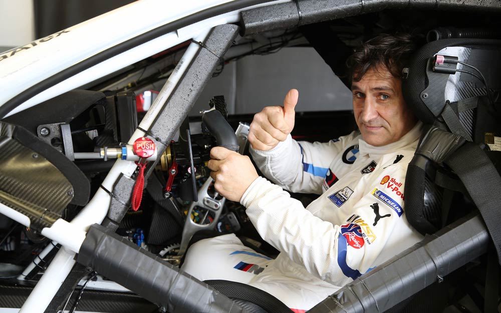 Alex Zanardi alla Guida di una BMW Mostra il Pollice Alex Zanardi alla Guida di una BMW Mostra il Pollice